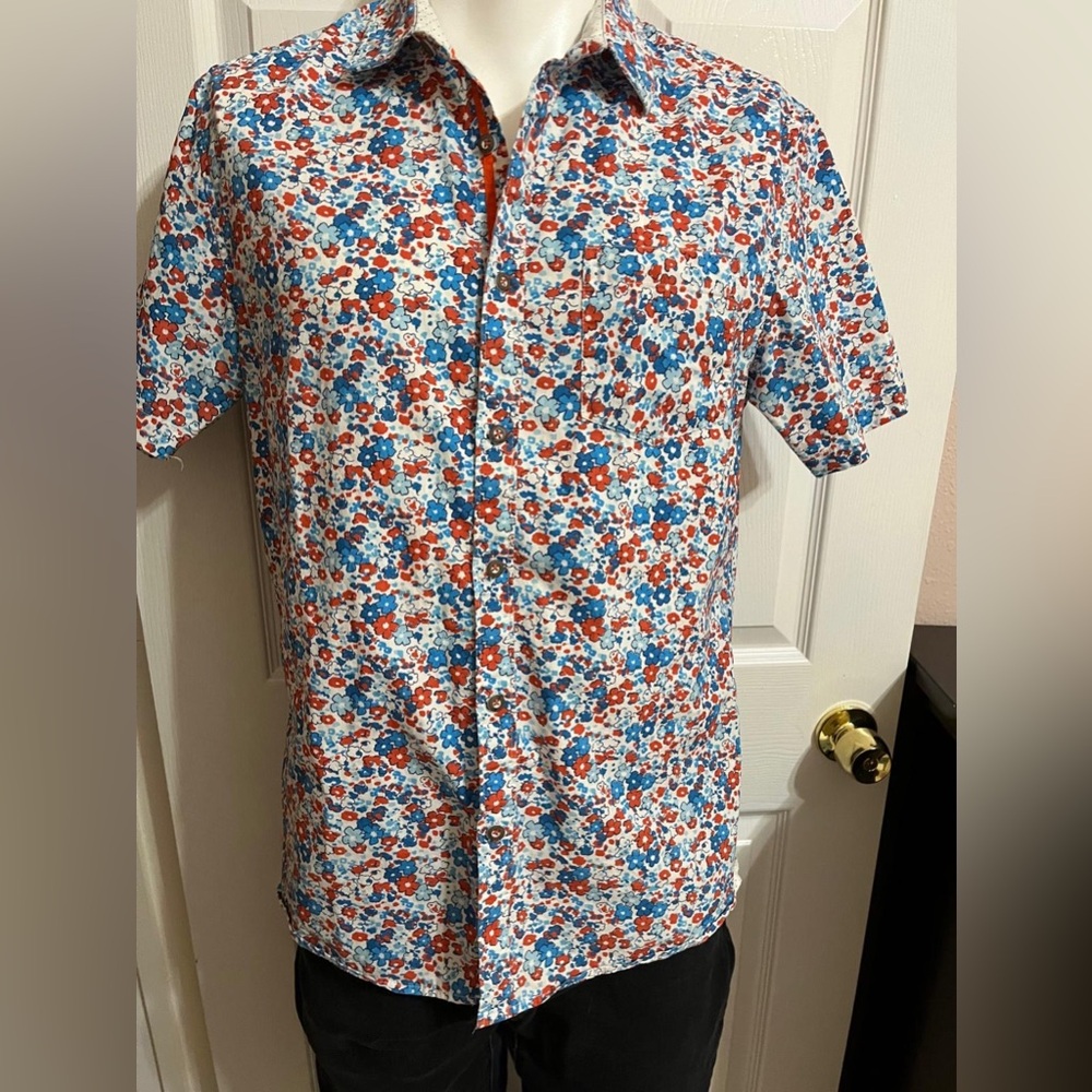 (10) Across the Pond Blue and red floral short sleeve button up shirt - Picture 3 of 16